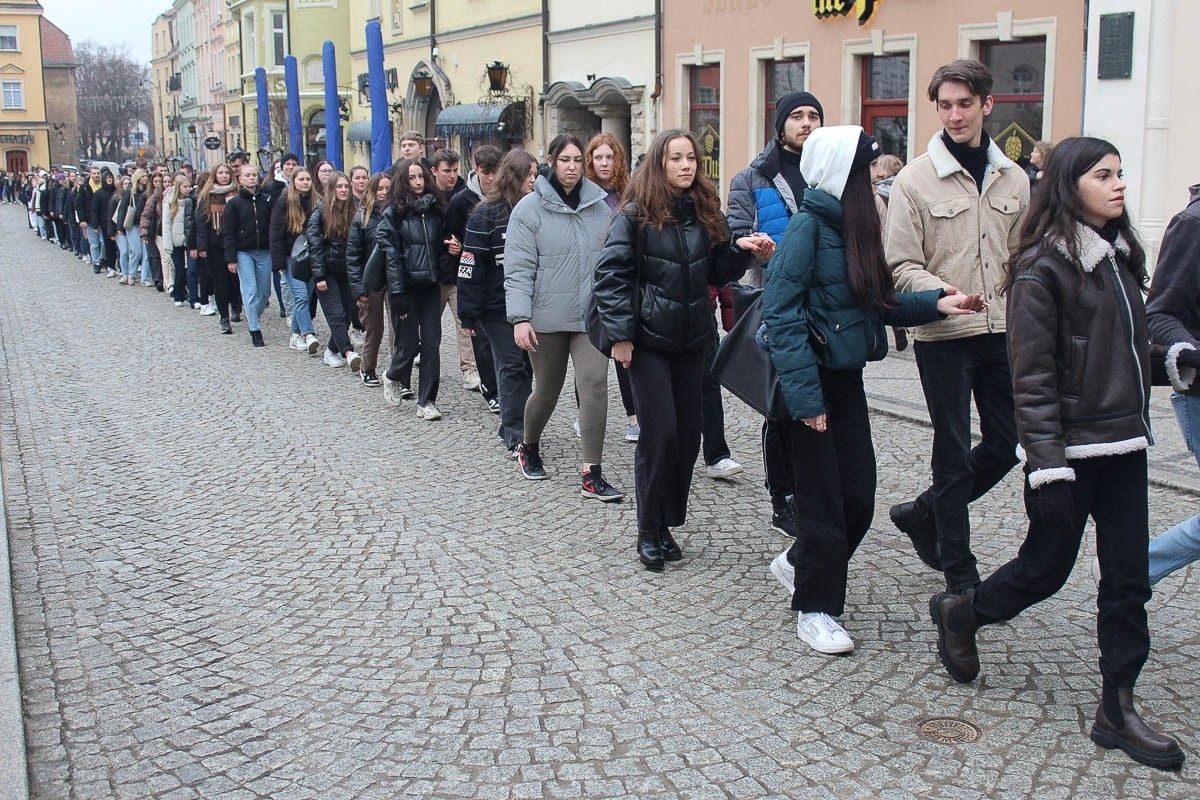 Maturzyści zatańczyli poloneza na bolesławieckim rynku