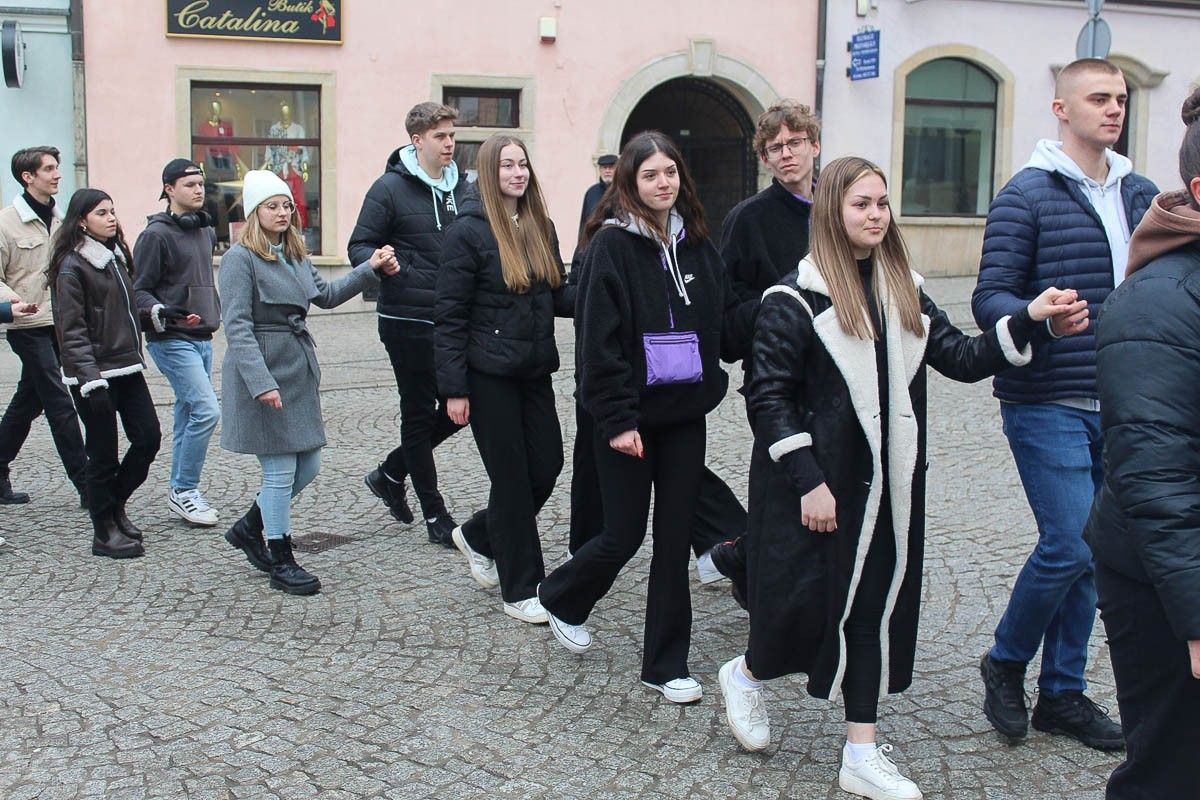Maturzyści zatańczyli poloneza na bolesławieckim rynku