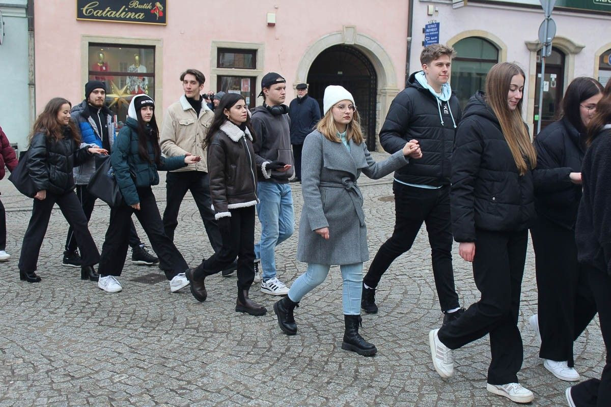 Maturzyści zatańczyli poloneza na bolesławieckim rynku