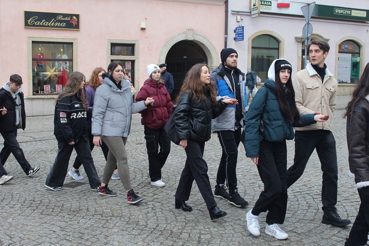 Maturzyści zatańczyli poloneza na bolesławieckim rynku