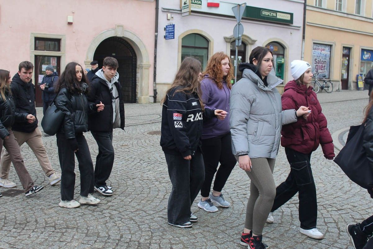 Maturzyści zatańczyli poloneza na bolesławieckim rynku
