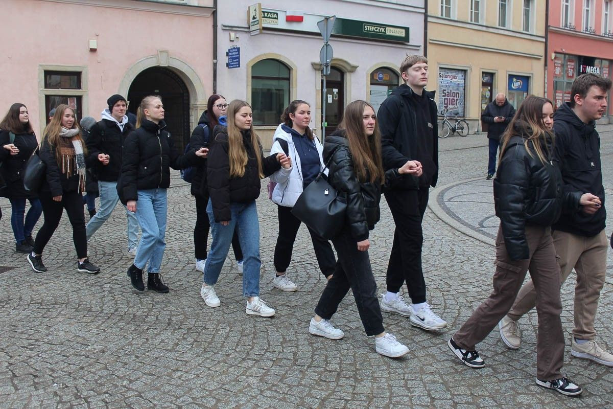 Maturzyści zatańczyli poloneza na bolesławieckim rynku