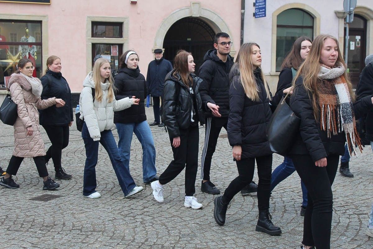 Maturzyści zatańczyli poloneza na bolesławieckim rynku