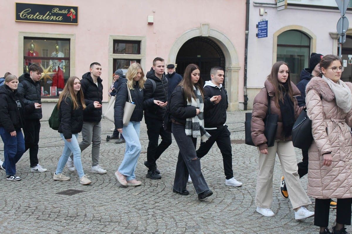 Maturzyści zatańczyli poloneza na bolesławieckim rynku