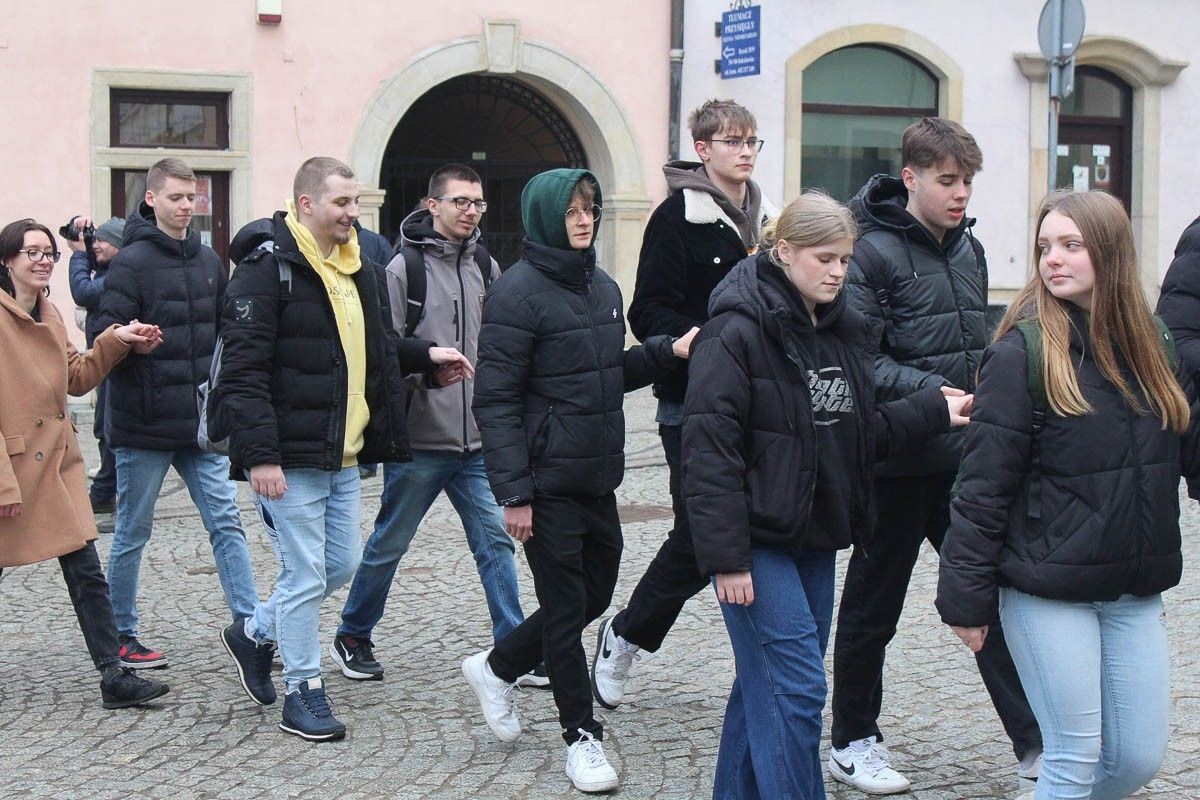 Maturzyści zatańczyli poloneza na bolesławieckim rynku