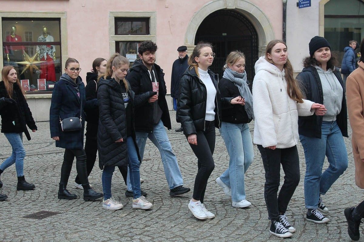 Maturzyści zatańczyli poloneza na bolesławieckim rynku