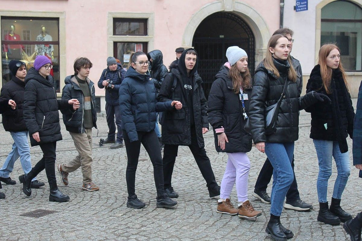 Maturzyści zatańczyli poloneza na bolesławieckim rynku