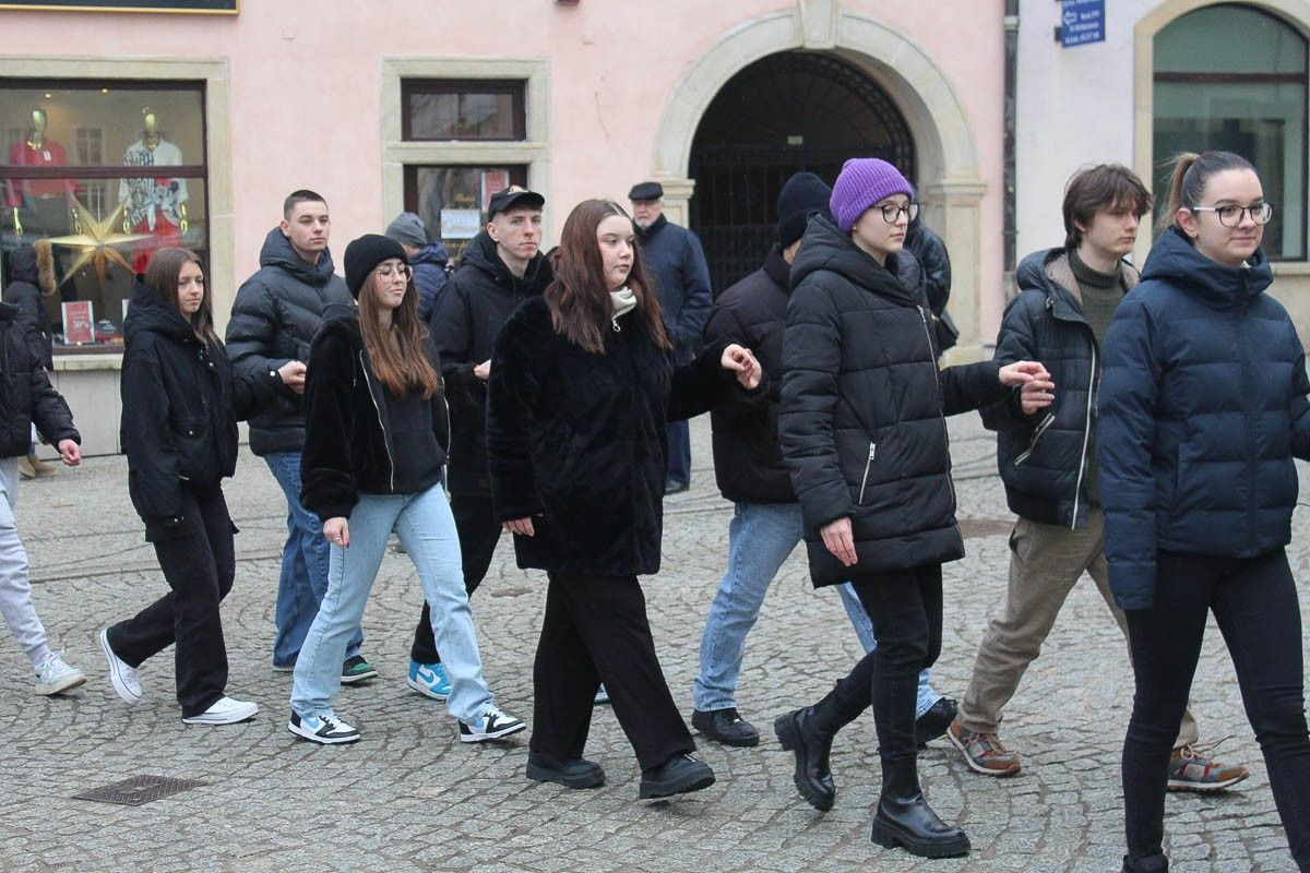 Maturzyści zatańczyli poloneza na bolesławieckim rynku