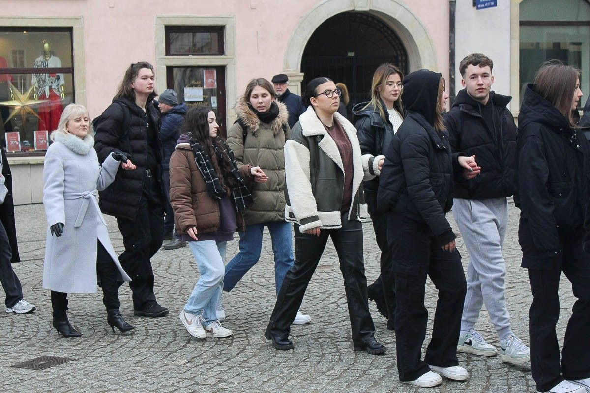 Maturzyści zatańczyli poloneza na bolesławieckim rynku