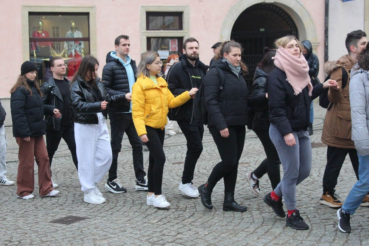 Maturzyści zatańczyli poloneza na bolesławieckim rynku