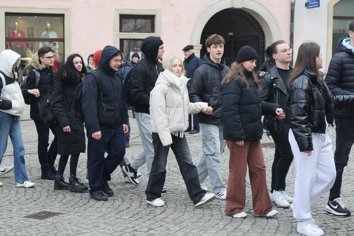 Maturzyści zatańczyli poloneza na bolesławieckim rynku