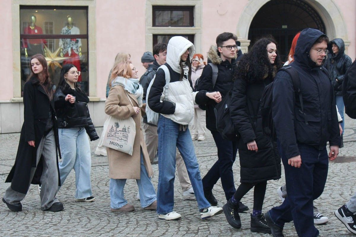 Maturzyści zatańczyli poloneza na bolesławieckim rynku