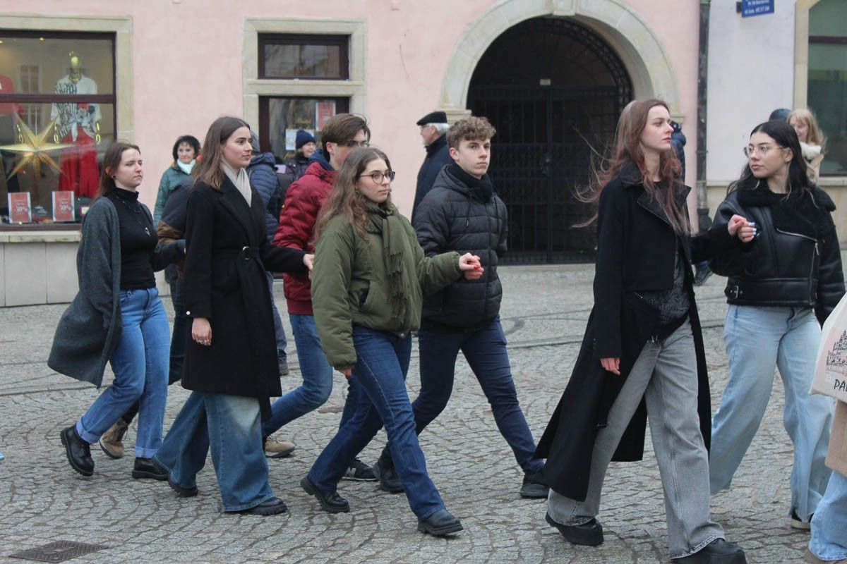 Maturzyści zatańczyli poloneza na bolesławieckim rynku