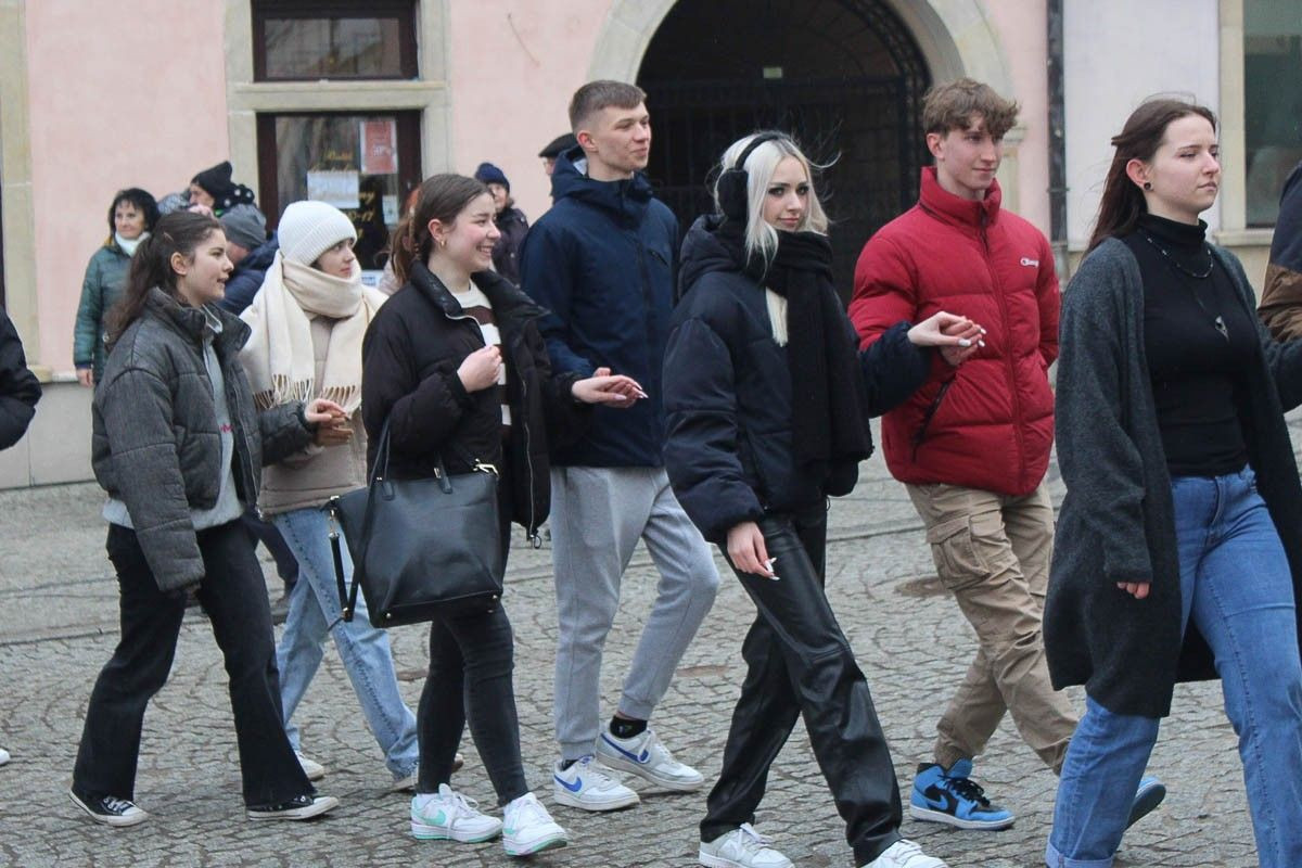 Maturzyści zatańczyli poloneza na bolesławieckim rynku