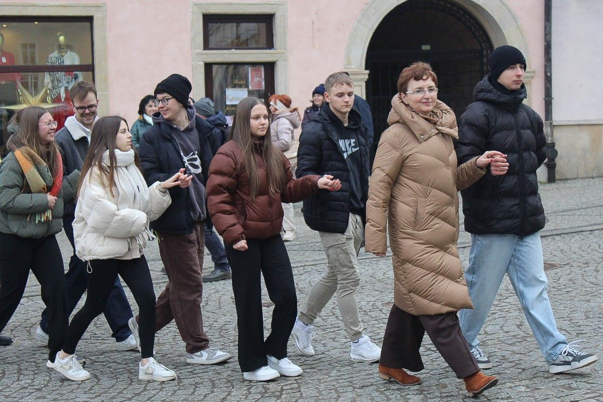 Maturzyści zatańczyli poloneza na bolesławieckim rynku