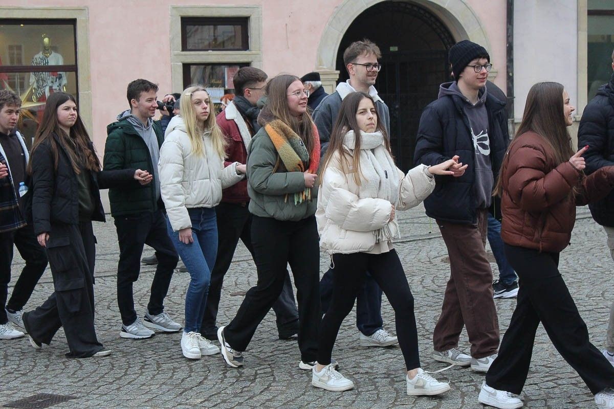 Maturzyści zatańczyli poloneza na bolesławieckim rynku
