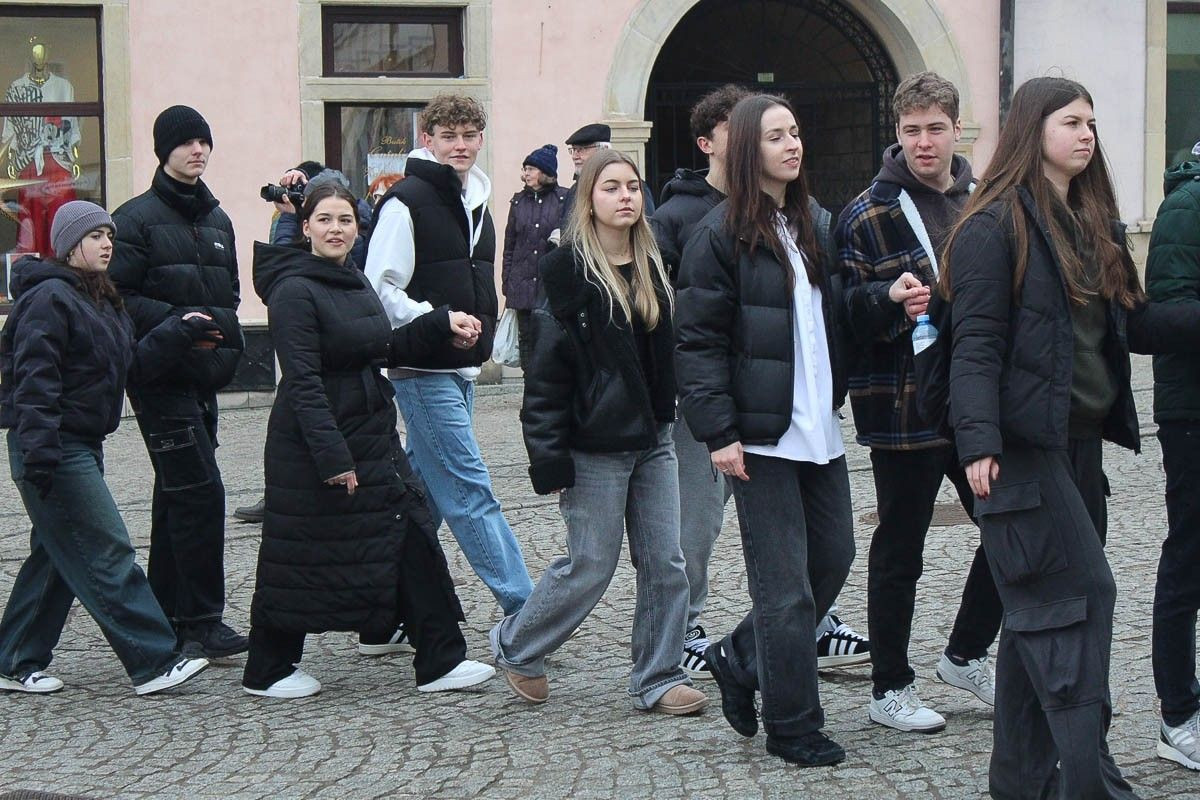 Maturzyści zatańczyli poloneza na bolesławieckim rynku