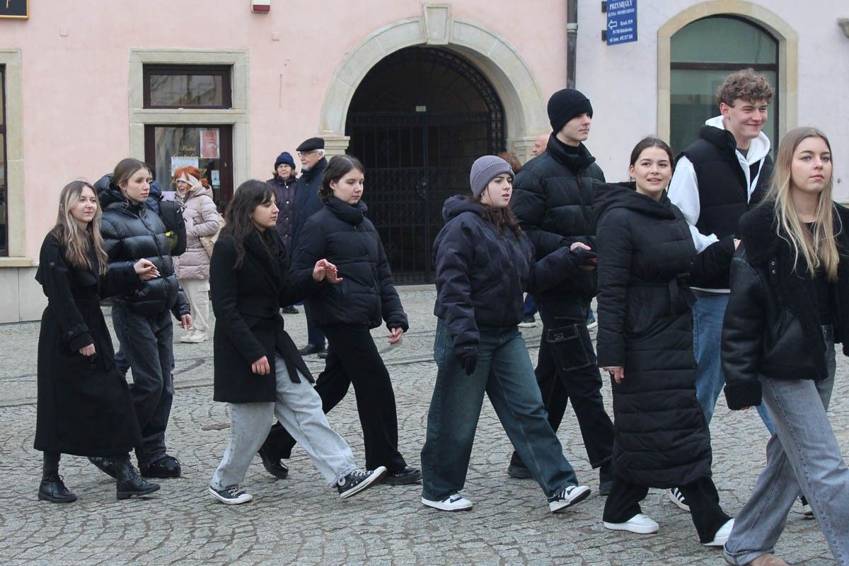 Maturzyści zatańczyli poloneza na bolesławieckim rynku