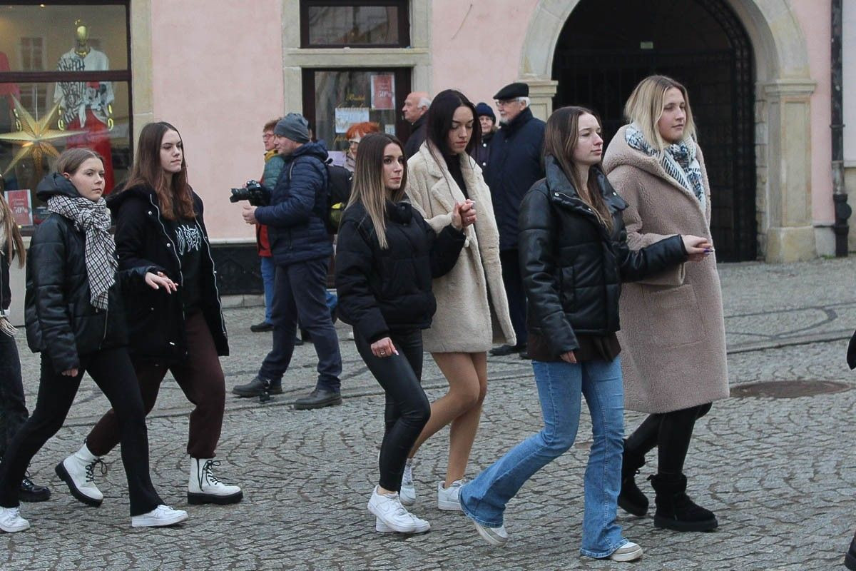 Maturzyści zatańczyli poloneza na bolesławieckim rynku