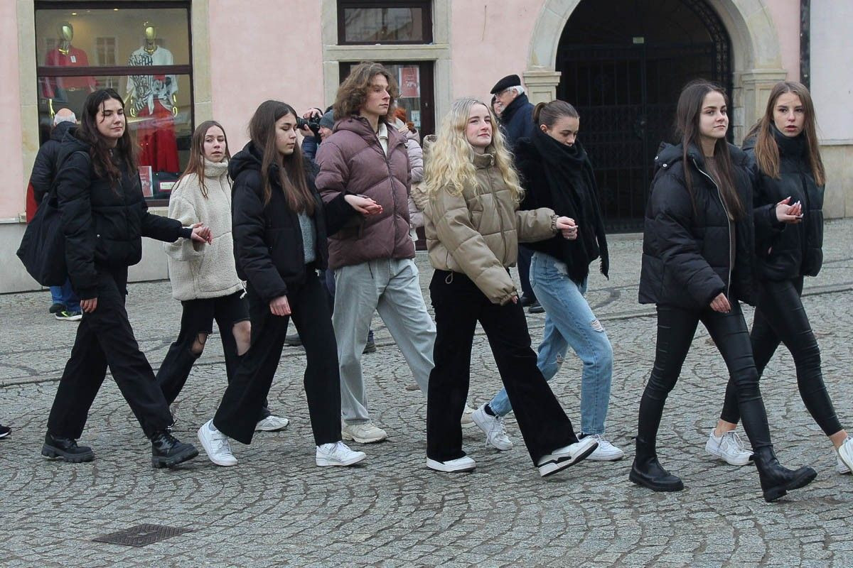 Maturzyści zatańczyli poloneza na bolesławieckim rynku