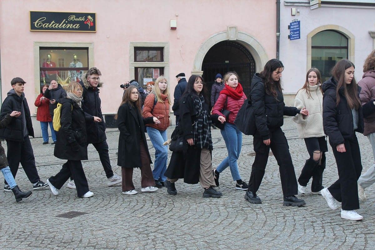 Maturzyści zatańczyli poloneza na bolesławieckim rynku