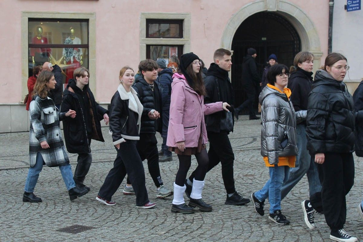 Maturzyści zatańczyli poloneza na bolesławieckim rynku