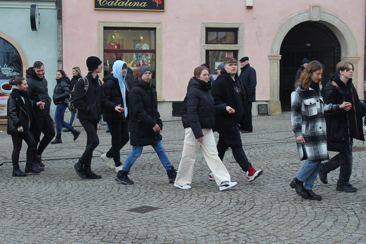 Maturzyści zatańczyli poloneza na bolesławieckim rynku