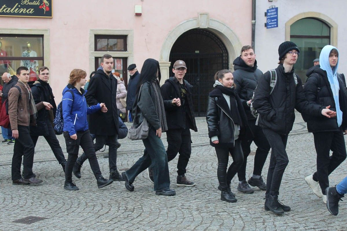 Maturzyści zatańczyli poloneza na bolesławieckim rynku