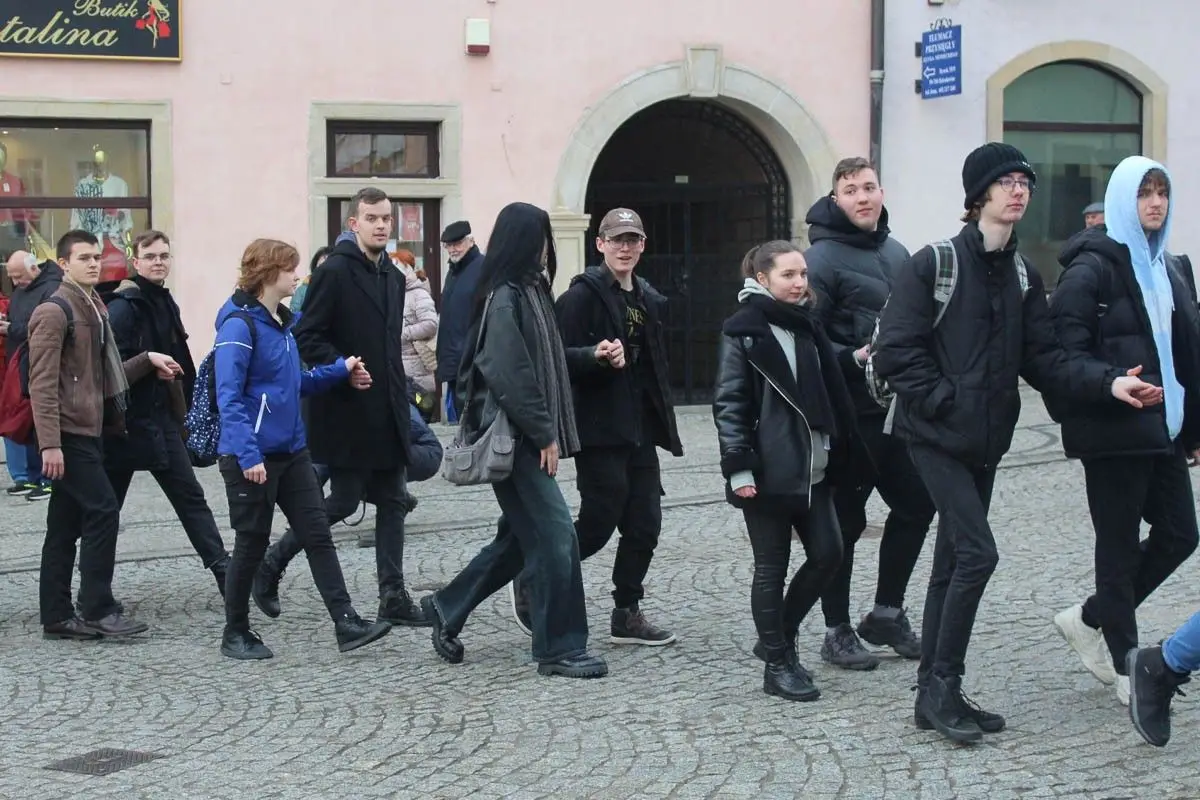 Maturzyści zatańczyli poloneza na bolesławieckim rynku