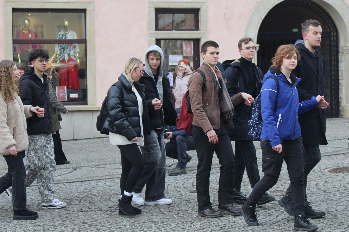 Maturzyści zatańczyli poloneza na bolesławieckim rynku