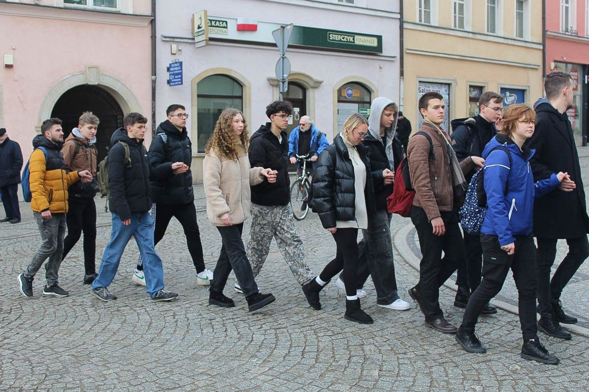 Maturzyści zatańczyli poloneza na bolesławieckim rynku