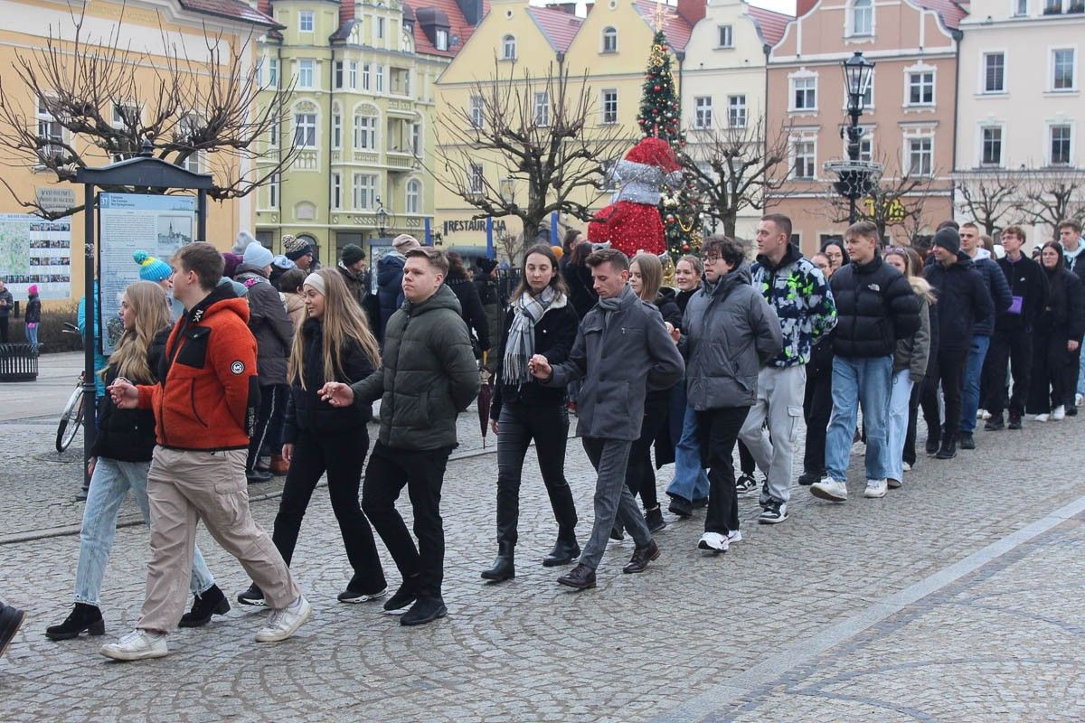 Maturzyści zatańczyli poloneza na bolesławieckim rynku
