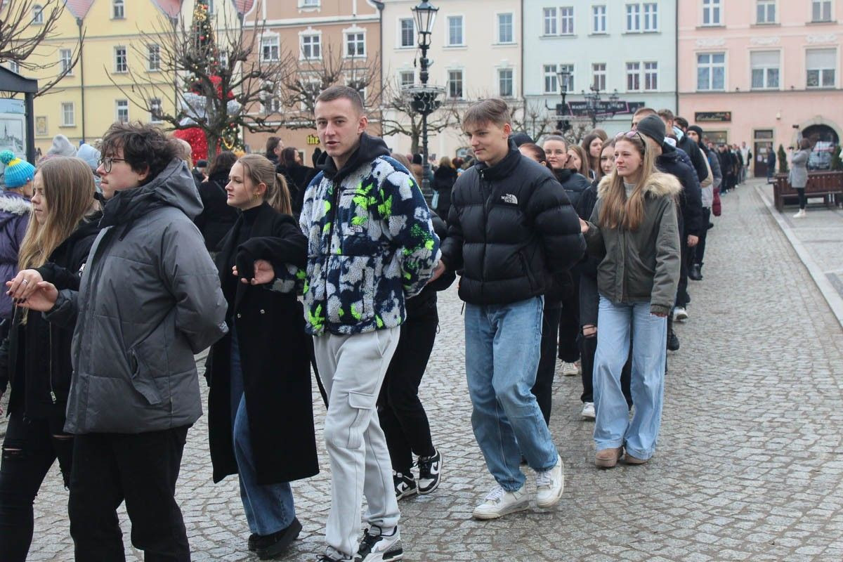 Maturzyści zatańczyli poloneza na bolesławieckim rynku