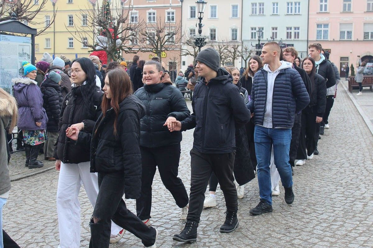 Maturzyści zatańczyli poloneza na bolesławieckim rynku