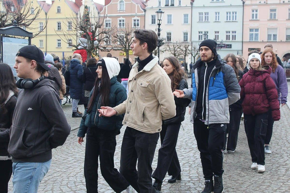 Maturzyści zatańczyli poloneza na bolesławieckim rynku