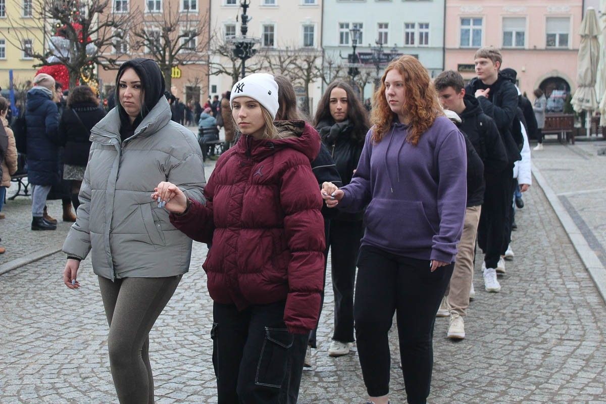 Maturzyści zatańczyli poloneza na bolesławieckim rynku