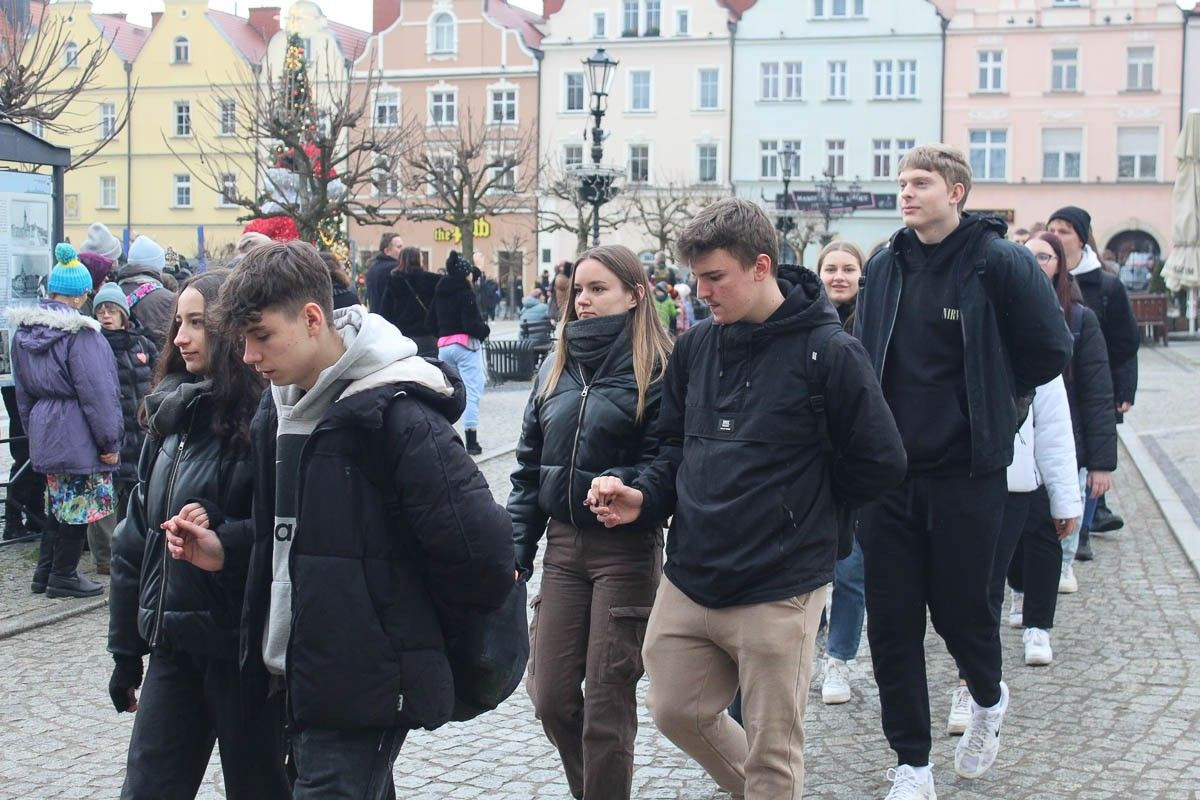 Maturzyści zatańczyli poloneza na bolesławieckim rynku