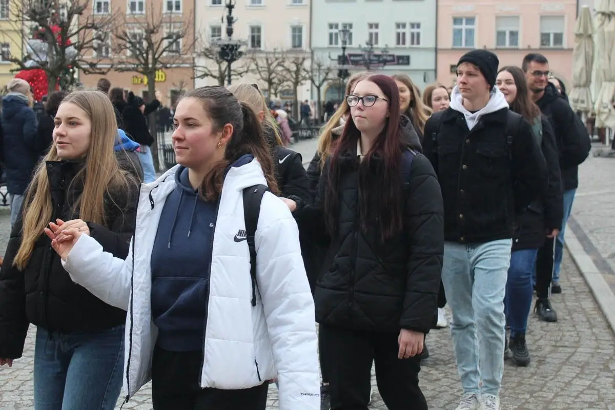 Maturzyści zatańczyli poloneza na bolesławieckim rynku