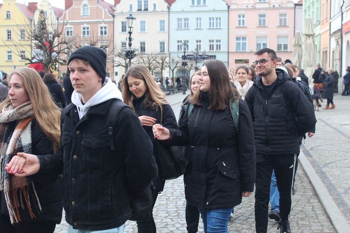 Maturzyści zatańczyli poloneza na bolesławieckim rynku