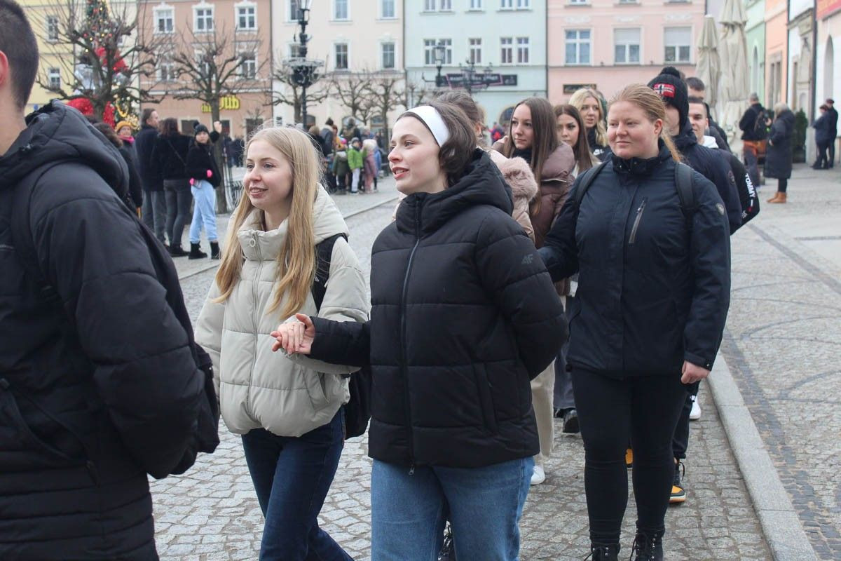 Maturzyści zatańczyli poloneza na bolesławieckim rynku