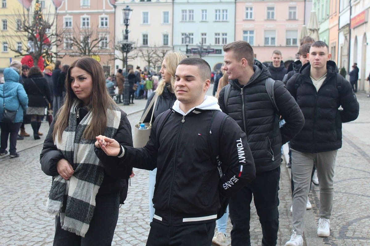 Maturzyści zatańczyli poloneza na bolesławieckim rynku