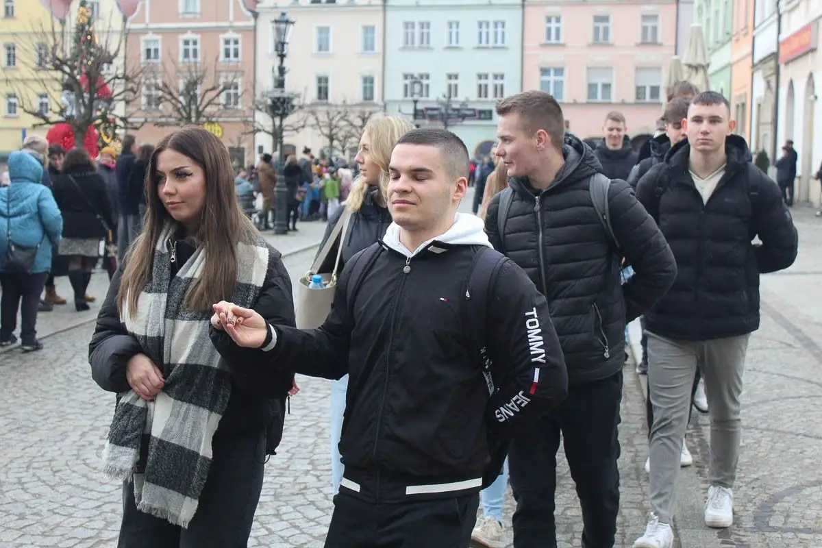 Maturzyści zatańczyli poloneza na bolesławieckim rynku