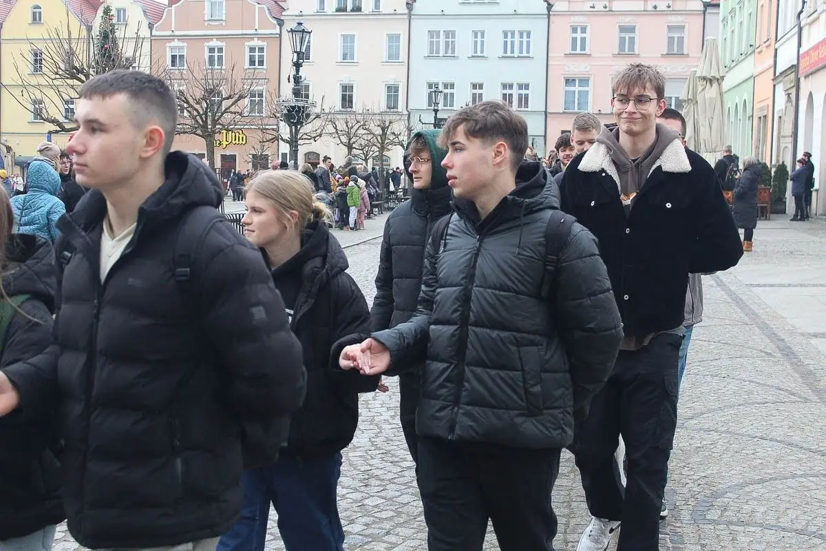 Maturzyści zatańczyli poloneza na bolesławieckim rynku