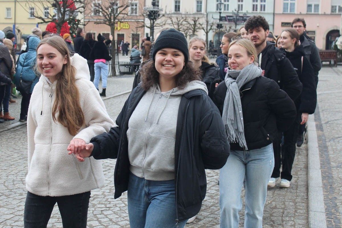 Maturzyści zatańczyli poloneza na bolesławieckim rynku