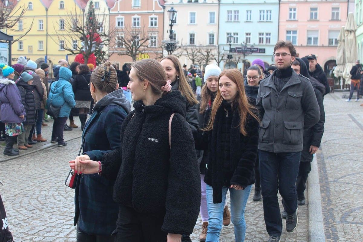 Maturzyści zatańczyli poloneza na bolesławieckim rynku