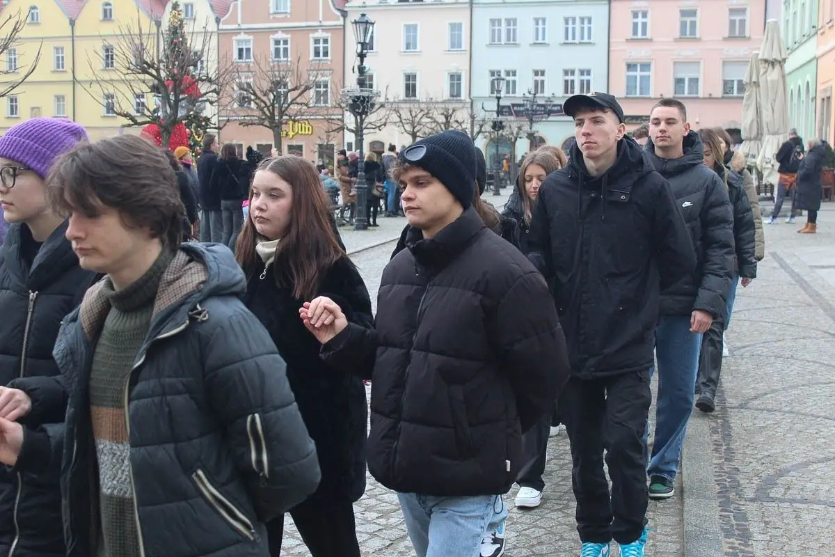 Maturzyści zatańczyli poloneza na bolesławieckim rynku