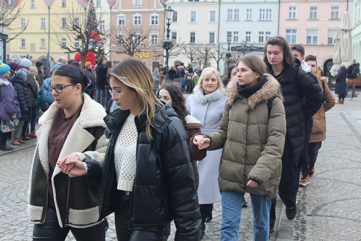 Maturzyści zatańczyli poloneza na bolesławieckim rynku