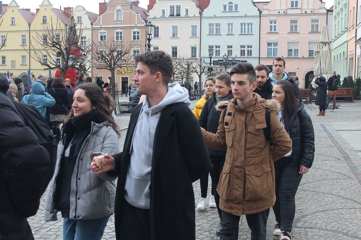 Maturzyści zatańczyli poloneza na bolesławieckim rynku