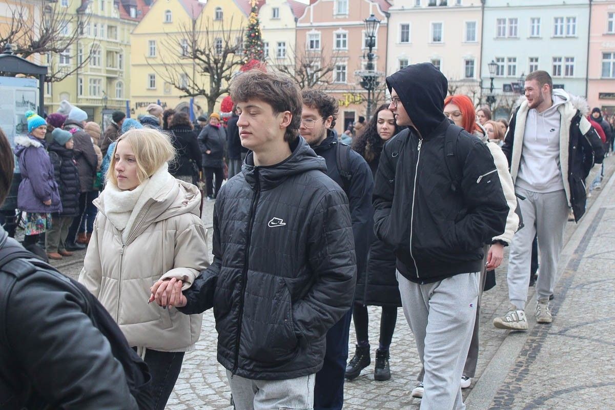 Maturzyści zatańczyli poloneza na bolesławieckim rynku