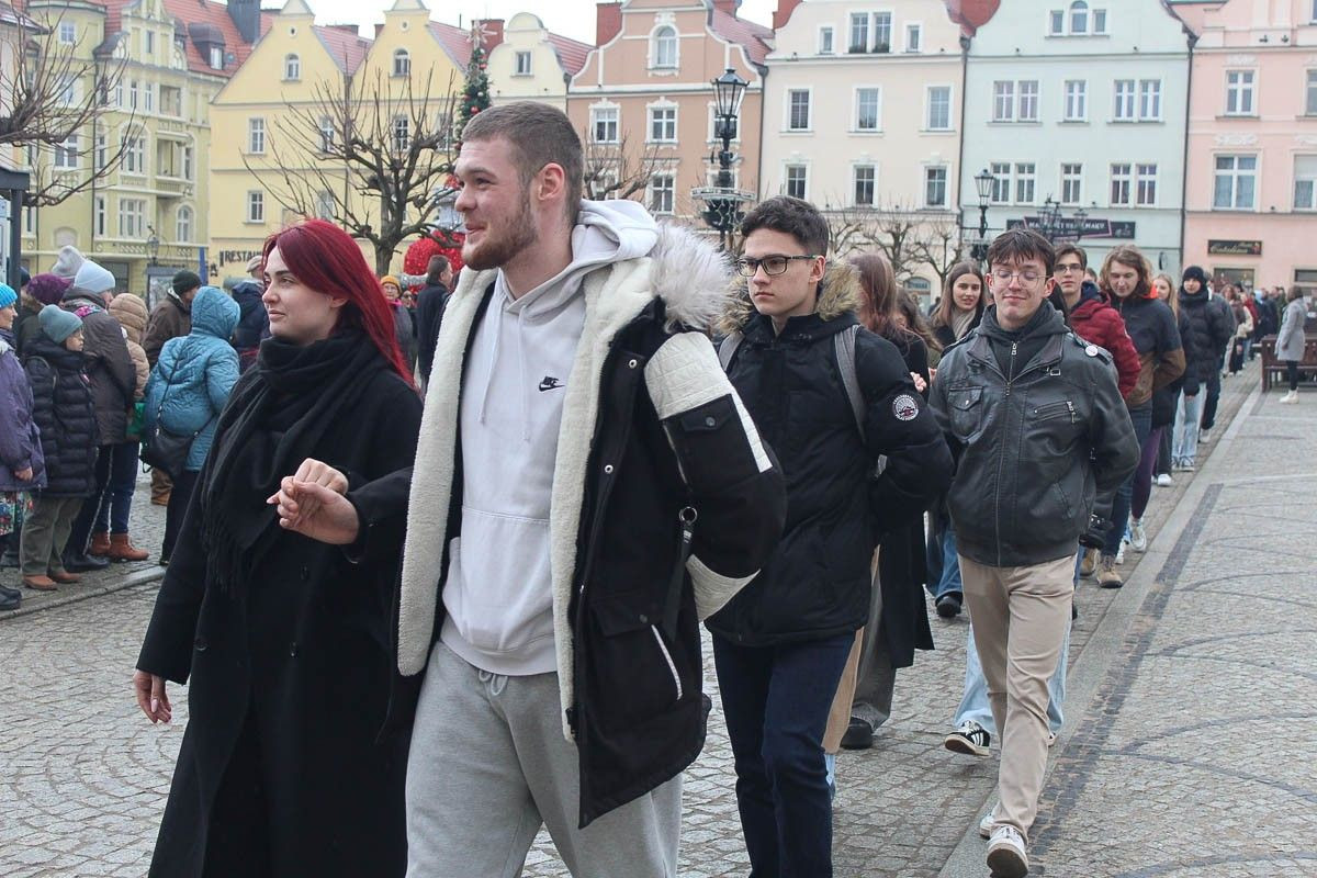 Maturzyści zatańczyli poloneza na bolesławieckim rynku